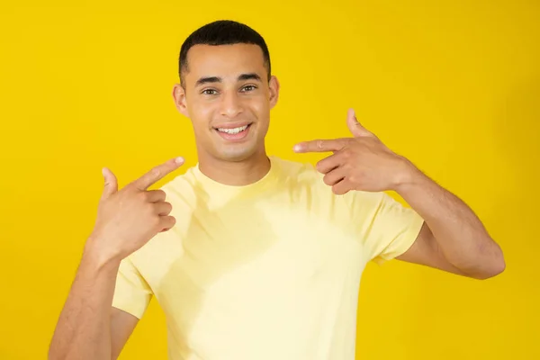 Joven Hombre Guapo Sobre Fondo Aislado Sonriendo Confiado Mostrando Señalando — Foto de Stock