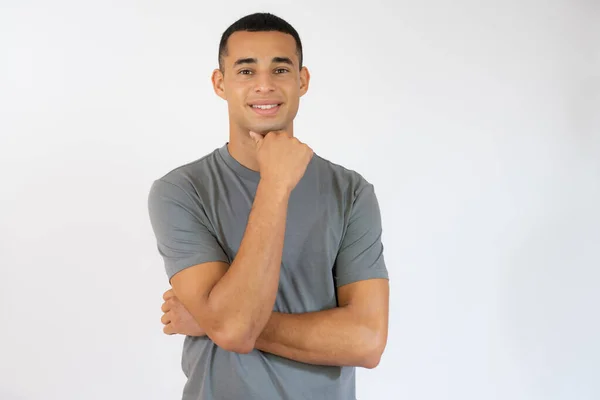 Atractivo Joven Camiseta Casual Con Los Brazos Cruzados Aislados Sobre — Foto de Stock