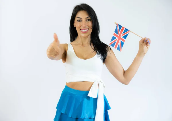 Feliz Jovem Mulher Viagem Segurando Bandeira Inglaterra Britânica Com Polegar — Fotografia de Stock