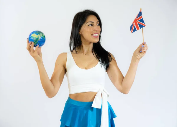 Feliz Jovem Mulher Viagem Segurando Bandeira Inglaterra Britânica Globo Terrestre — Fotografia de Stock