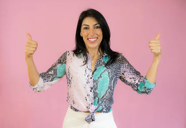 Donna Sorridente Camicia Casual Con Pollici Sfondo Rosa — Foto Stock