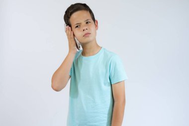 Sarı arka planda izole edilmiş cep telefonuyla konuşan tatlı çocuk..