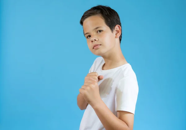 Muotokuva Viehättävä Pieni Poika Trendikkäitä Vaatteita Kädestä Hänen Edessään Nyrkkeilyasennossa — kuvapankkivalokuva