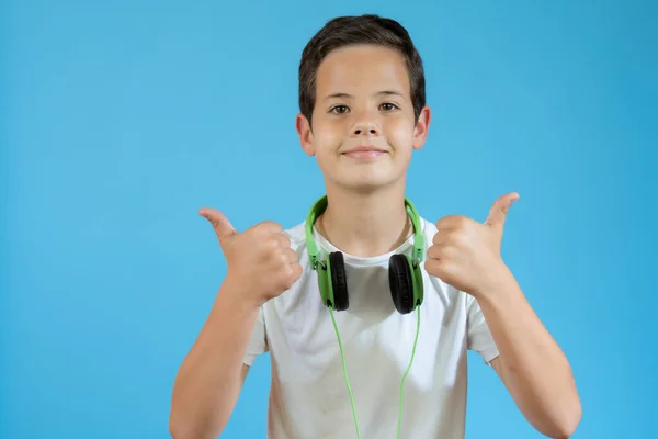 Junger Lächelnder Junge Trägt Kopfhörer Mit Okay Zeichen Vor Blauem — Stockfoto