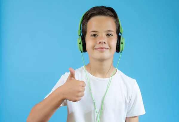Glad Tonåring Vacker Pojke Med Hörlurar Isolerad Blå Bakgrund — Stockfoto
