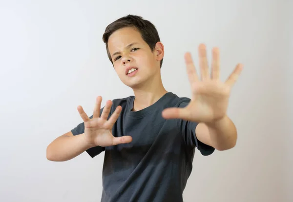 Chłopiec Rasy Kaukaskiej Ubrany Zwykłe Ciuchy Odsuwający Dłonie Pokazujący Odmowę — Zdjęcie stockowe