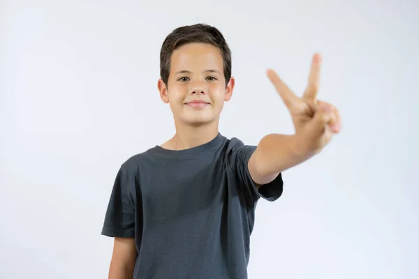 Portret Van Een Jongetje Met Overwinningsbord Witte Achtergrond — Stockfoto