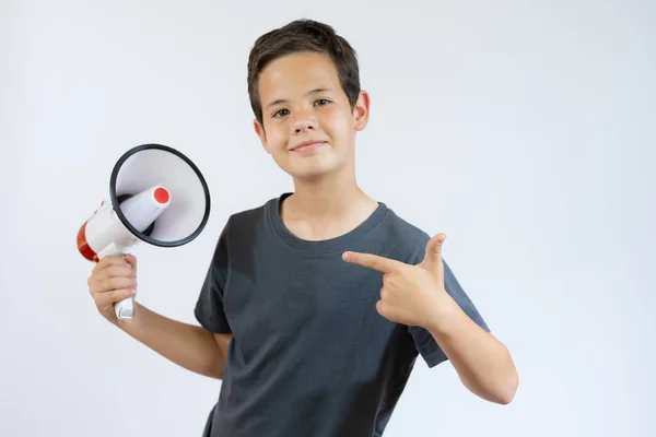 Netter Kleiner Junge Mit Megafon Auf Weißem Hintergrund — Stockfoto