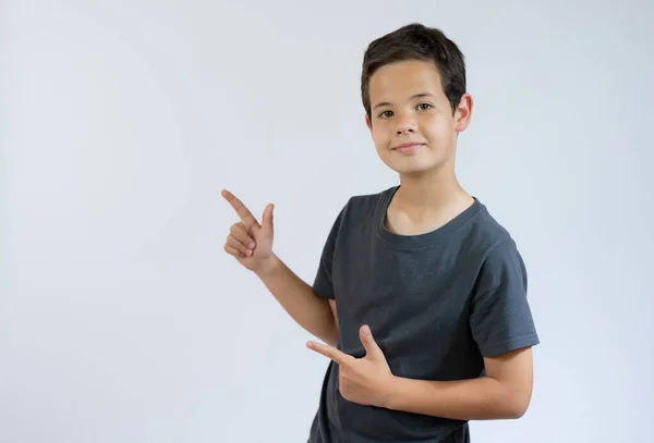 Retrato Menino Alegre Com Boa Ideia Isolado Sobre Fundo Branco — Fotografia de Stock