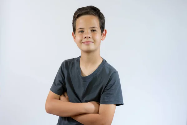 Νεαρό Όμορφο Αγόρι Στέκεται Λευκό Φόντο Στούντιο — Φωτογραφία Αρχείου