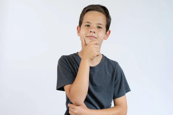 Schöner Kleiner Junge Schwarzem Shirt Nachdenklich Über Weißem Hintergrund — Stockfoto