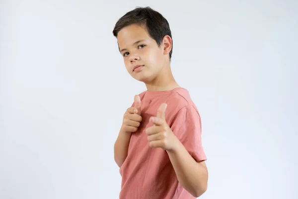 明るい少年の肖像画 白い背景に隔離された 10歳の子供が指を指差す 指で上向きの子点 陽気な少年は何かを示しています — ストック写真
