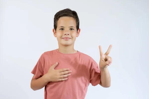 Kleiner Junge Lässiger Kleidung Schwört Mit Der Hand Auf Der — Stockfoto