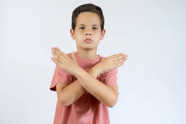 Junger Hübscher Kleiner Junge Lässiger Kleidung Der Vor Isoliertem Hintergrund — Stockfoto