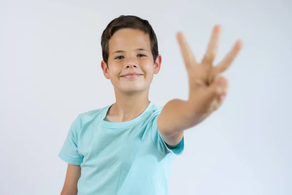 Junger Kaukasischer Kleiner Junge Steht Vor Weißer Wand Und Zeigt — Stockfoto