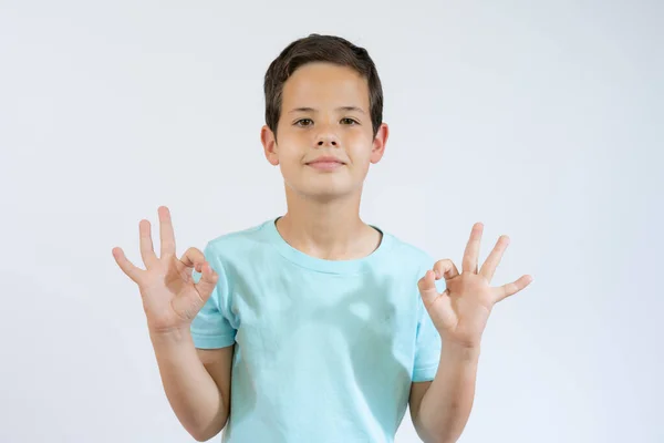 平衡与和平的概念 可爱英俊的 自觉的高加索小男孩的画像 他平静地握住手指 沉思着 — 图库照片