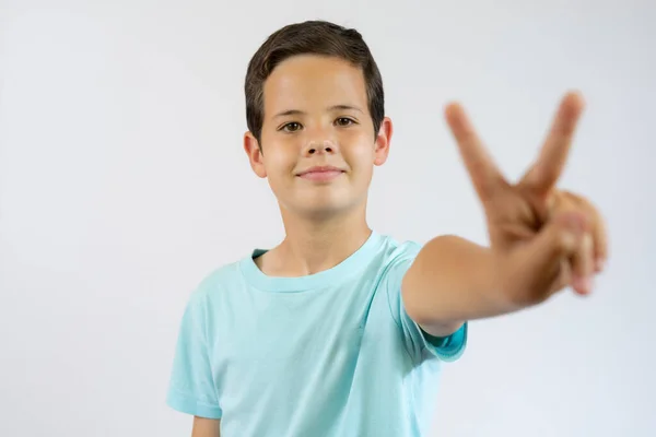 Jeune Garçon Caucasien Debout Contre Mur Blanc Montrant Pointant Vers — Photo