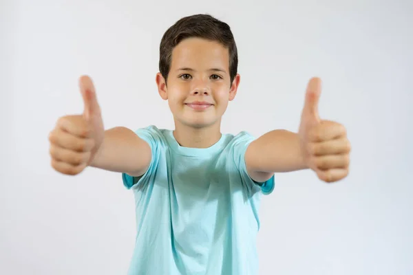 Fröhlich Lächelnder Kleiner Junge Der Vor Weißem Hintergrund Steht Und — Stockfoto