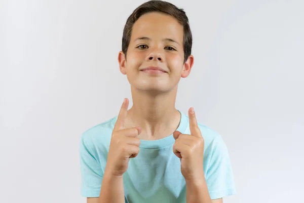 一个有着好主意的快乐男孩的画像 独立于白色背景之外 10岁的孩子指着手指向上 孩子们一指一指向上 快乐的男孩表现出一些东西 — 图库照片