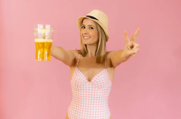 Mladá Evropanka Jednodílných Plavkách Pití Piva Přes Růžové Pozadí — Stock fotografie