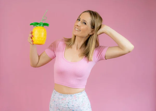 Junge Lächelnde Frau Zeigt Ananas Isoliert Auf Rosa Hintergrund — Stockfoto