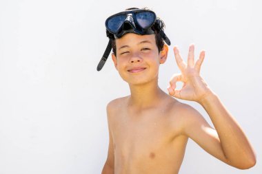 Genç yüzücü çocuk, beyazlar içinde izole edilmiş ve işaret işareti var..