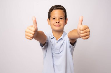 Beyaz arka planda izole edilmiş mutlu çocuk portresi.