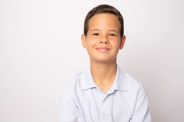 Foto Adorável Jovem Menino Feliz Olhando Para Câmera — Fotografia de Stock