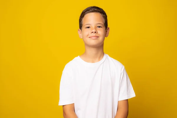 Retrato Menino Bonito Shirt Branca Isolado Sobre Fundo Amarelo — Fotografia de Stock