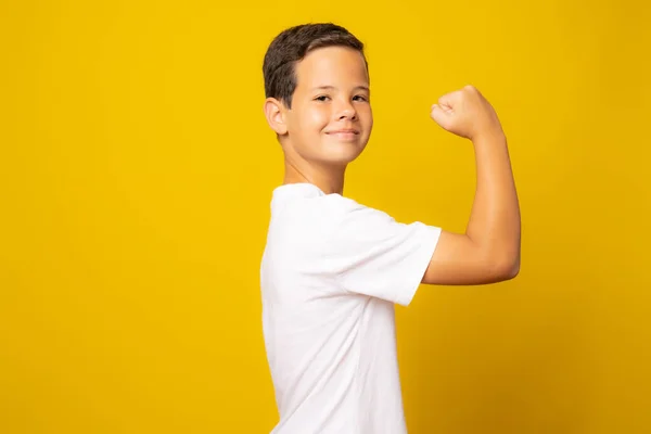 Starker Junge Zeigt Muskeln Isoliert Auf Gelbem Hintergrund — Stockfoto