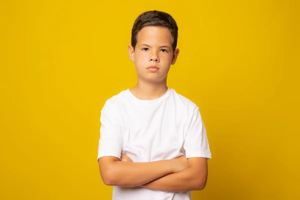 Garoto Bonito Shirt Branca Com Braços Dobrados Isolado Sobre Fundo — Fotografia de Stock