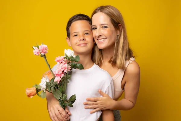 Son Hugging Happy Mother Flowers Mother Day Concept Family Holiday — Foto de Stock