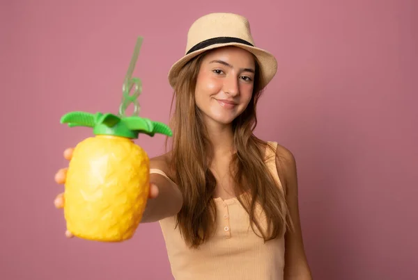 Beautiful Young Woman Wearing Summer Outfit Hat Holding Fresh Pineapple — Stock Photo, Image