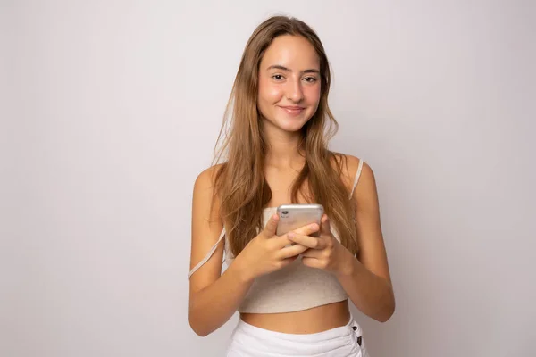 Portrét Usmívající Mladé Ležérní Žena Při Pohledu Mobilní Telefon Izolované — Stock fotografie