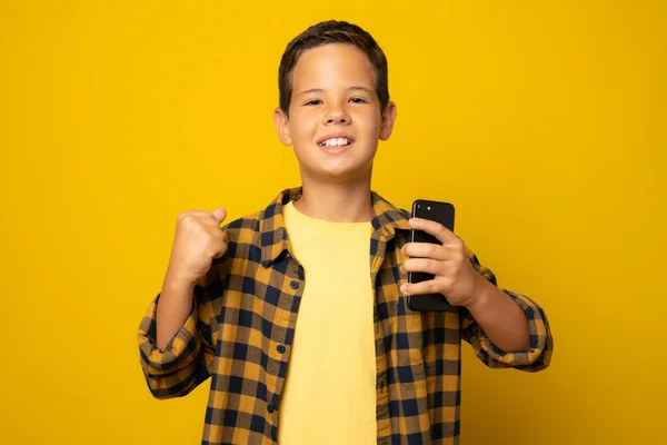 Rapaz Usar Telemóvel Criança Brincando Smartphone Isolado Sobre Fundo Amarelo — Fotografia de Stock