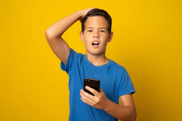 Мальчик Голубой Футболке Мобильным Телефоном Желтом Фоне — стоковое фото