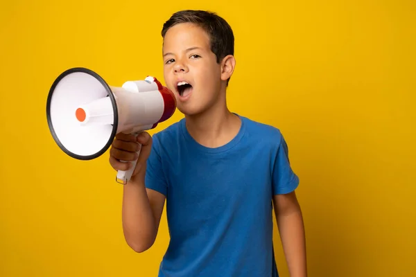 Chłopiec Niebieskiej Koszulce Krzyczy Głośno Megafonu Odizolowanego Żółtym Tle — Zdjęcie stockowe