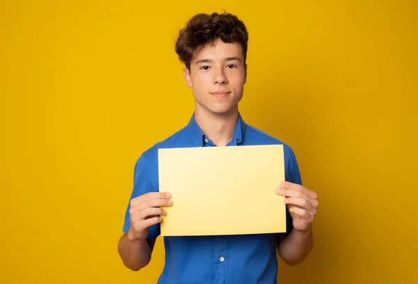 Belo Estudante Europeu Camisa Azul Posando Com Papel Amarelo Branco — Fotografia de Stock