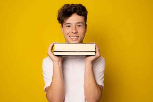 Feliz Sorrindo Estudante Universitário Segurando Livros Isolados Fundo Amarelo — Fotografia de Stock