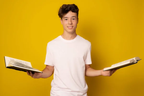 Feliz Sorrindo Estudante Universitário Segurando Livros Isolados Fundo Amarelo — Fotografia de Stock