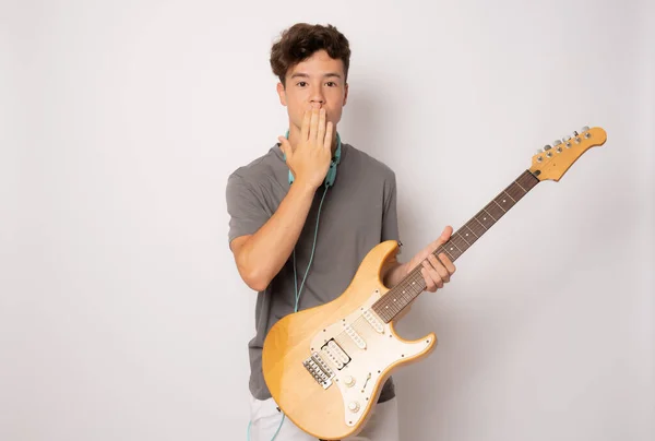 Ung Man Hörlurar Spelar Gitarr Över Vit Bakgrund — Stockfoto