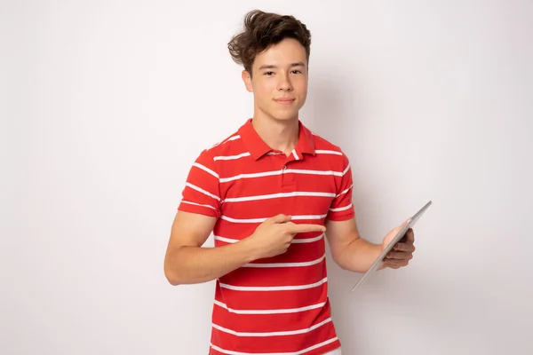 Mladý Muž Ležérní Oblečení Drží Tablet Izolované Přes Bílé Pozadí — Stock fotografie