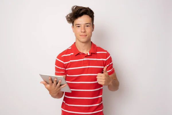 Ung Man Casual Kläder Håller Tablett Med Tummen Upp Isolerad — Stockfoto