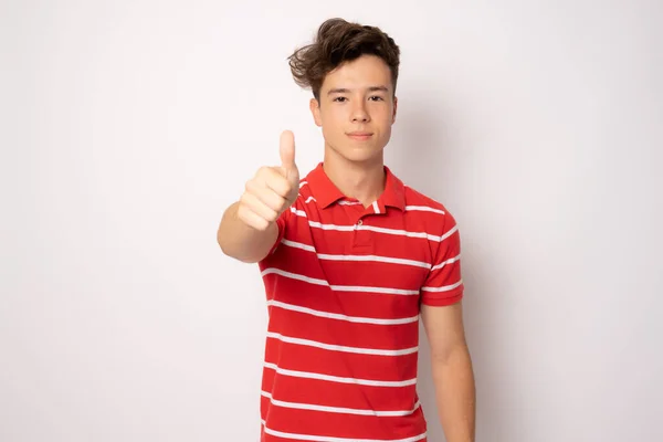 Молодой Человек Полосатой Рубашке Большим Пальцем Белом Фоне — стоковое фото