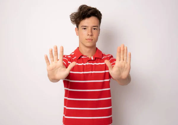 Jovem Camisa Pólo Listrado Com Mão Parada Gesto Isolado Sobre — Fotografia de Stock