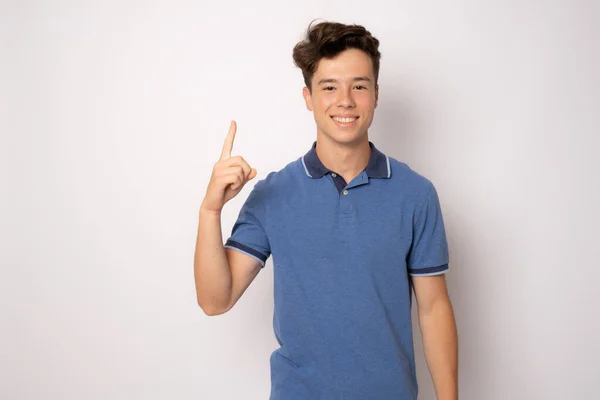 Sorrindo Jovem Apontando Dedo Para Cima Isolado Sobre Fundo Branco — Fotografia de Stock