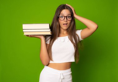 Elinde kitap tutan çekici genç bir kızın portresi..