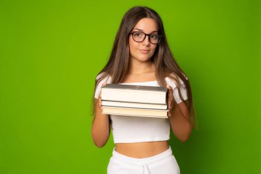 Elinde kitap tutan çekici genç bir kızın portresi..