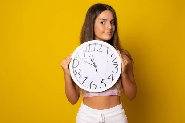 Młoda Piękna Kobieta Letnich Ubraniach Trzyma Duży Zegar Odizolowany Żółtym — Zdjęcie stockowe