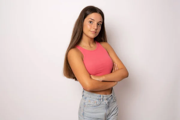 Belle Adolescente Vêtements Été Avec Les Bras Repliés Isolé Sur — Photo